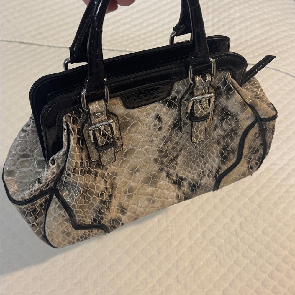 Vera wang Elegant Black and Cream Women's Handbag - Picture 7 of 7